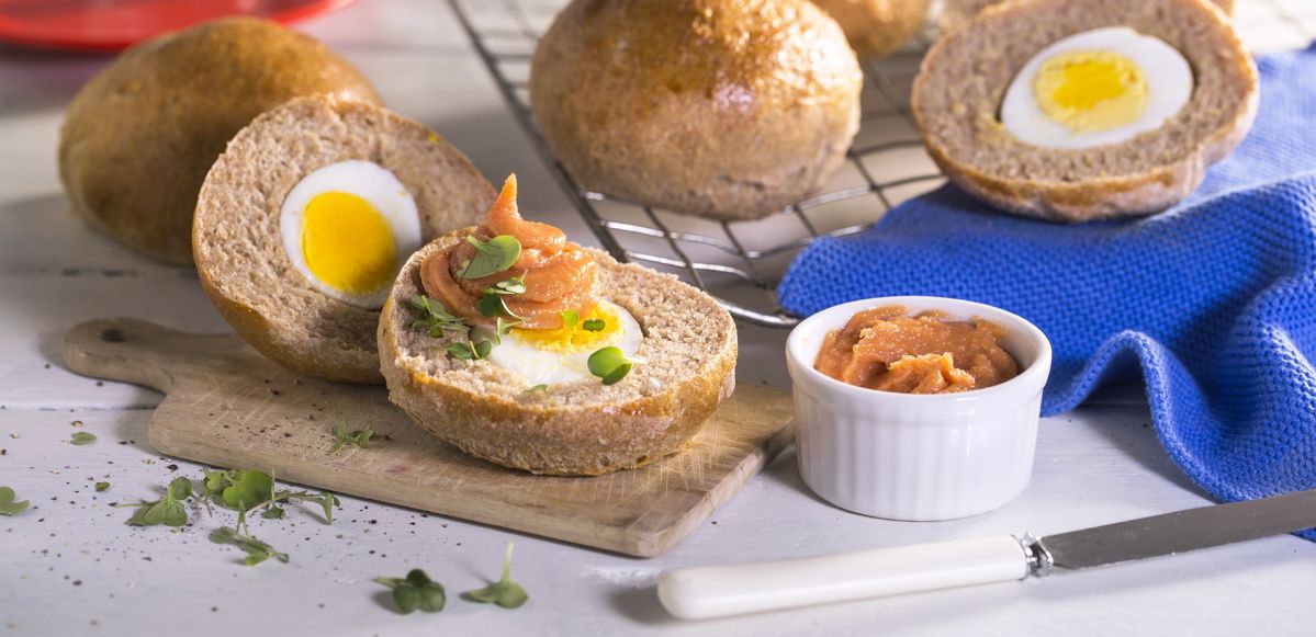 La recette Petits pains farcis aux œufs et tarama norvégien